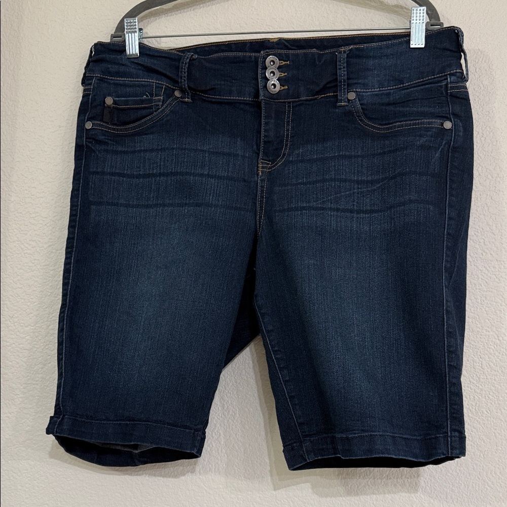 Torrid Navy Denim Shorts EUC plus size 18